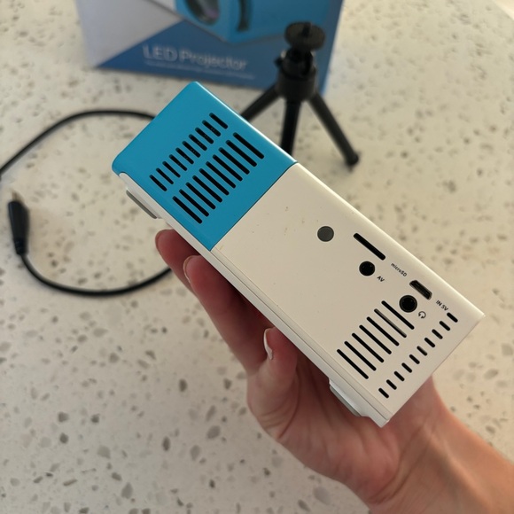 Viral Mini Projector in Blue - BRAND NEW - Picture 7 of 9